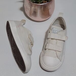 Converse Kids Sneakers in White w subtle pink stripe